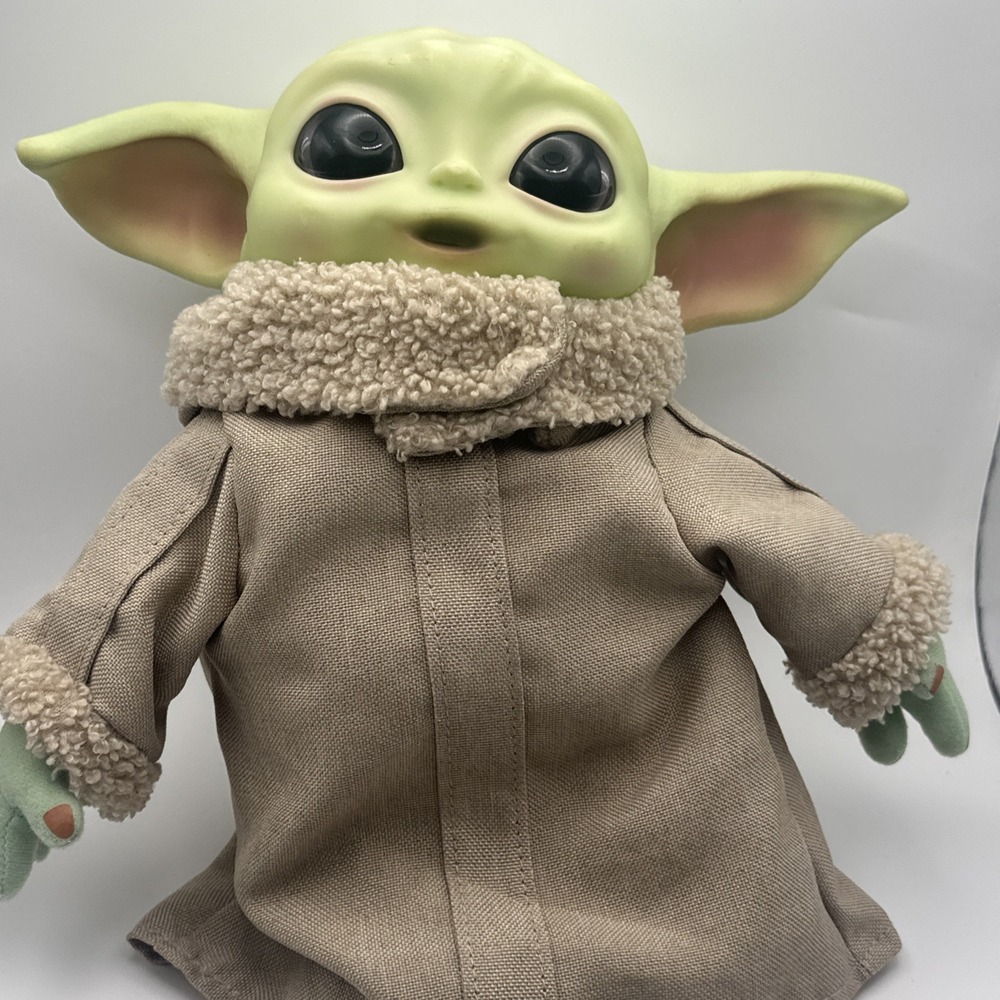 Mattel Star Wars Child Yoda The Mandalorian Plush Talking Toy 11 in Model HBX33
